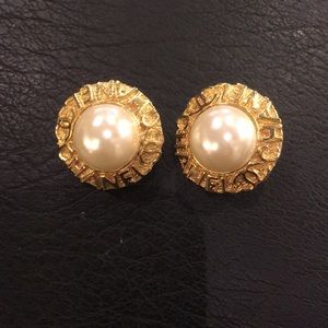 CHANEL logo  VINTAGE pearl & gold costume earrings